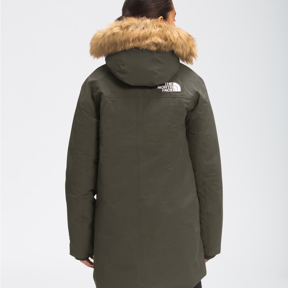 North face women’s new outerboroughs parka size medium - Picture 7 of 8